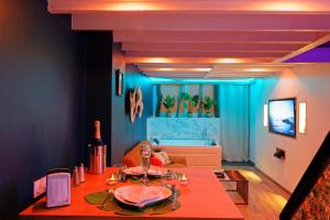 勒阿弗尔Romance spa tropical Le Havre的客厅配有桌子和沙发