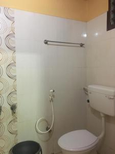 钦奈Delmon Residency的一间带卫生间和淋浴的浴室