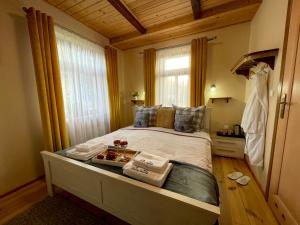 塞伊内Dolina Sarenek的一间卧室配有一张床,上面放着一个食物托盘