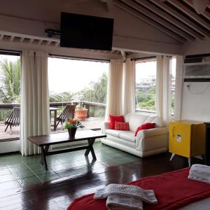 布希奥斯Pousada Vila do Sol的客厅配有沙发和桌子