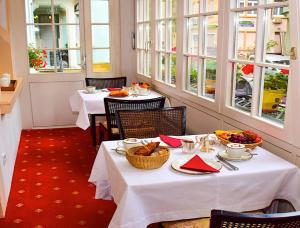 弗莱堡芭芭拉酒店的用餐室配有2张桌子和食物