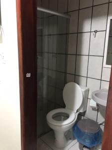 塞古罗港Pousadinha- Melhor Localização的一间带卫生间和水槽的浴室
