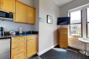 Stylish Downtown Studio in the Boston, C.Ave #34的厨房或小厨房