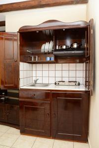 克洛瓦斯孙米克诺斯一室公寓酒店的一个带木制橱柜和水槽的厨房