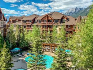 Stoneridge Mountain Resort Condo hosted by Fenwick Vacation Rentals内部或周边泳池景观