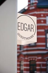 根特Edgar Guesthouse的大楼前的食糖旅馆标志