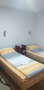 巴伊纳巴什塔Joca的两张睡床彼此相邻,位于一个房间里