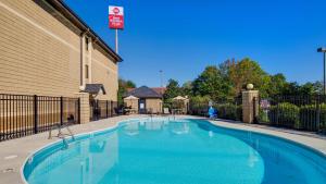 诺克斯维尔Best Western Plus Knoxville Cedar Bluff的一座大型蓝色游泳池,位于大楼旁边