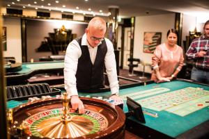 奥尔堡奥尔堡利姆海峡丽笙酒店的赌博赌博的人