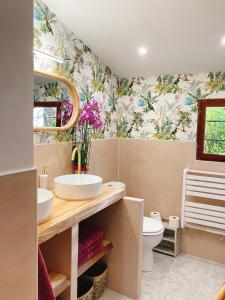 圣艾尼昂L’Alcalys - Maison de vacances au vert - Sans TV的一间带两个盥洗盆和卫生间的浴室