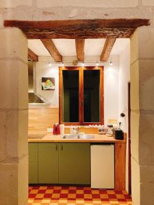 圣艾尼昂L’Alcalys - Maison de vacances au vert - Sans TV的厨房设有水槽和窗户。