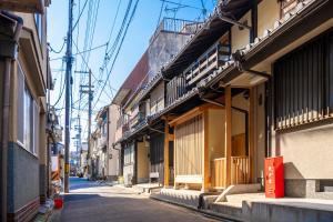 京都京町家套房利休的亚洲城市的小巷,有建筑