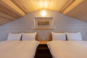 京都京町家套房利休的天花板客房内的两张床