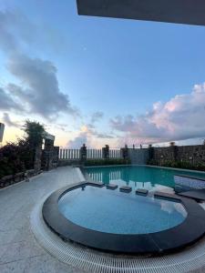 钦奈Coral Drive Villas -Your Private Beach Destination的庭院内一个带椅子的大型游泳池
