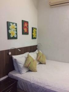 甲洞Suria Kipark 1 Bedroom 1 Bathroom 800sq ft Apartment的卧室配有一张墙上三幅画作的床