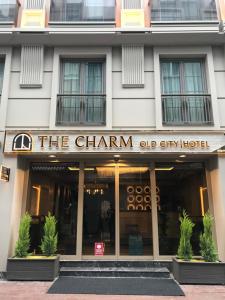 伊斯坦布尔The Charm Hotel - Old City的一座建筑,上面有标志,上面写着迷人的老城区酒店