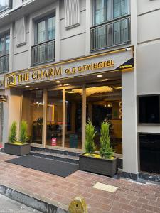 伊斯坦布尔The Charm Hotel - Old City的一座建筑,上面有读过Chann am city hotel酒店的标志