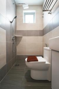瓜拉雪兰戈Hotel Le-Shore的一间带卫生间和淋浴的浴室