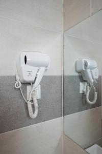 瓜拉雪兰戈Hotel Le-Shore的浴室墙上的白色电话