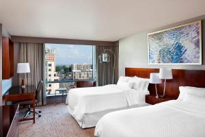 阿林顿The Westin Arlington的酒店客房设有两张床和大窗户。