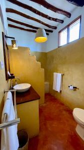 南威阿提花园酒店的一间带水槽和卫生间的浴室