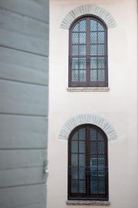 LongianoRelais B&B Corte Dei Turchi的两扇窗户位于大楼的一侧