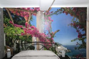 热那亚Le case di Elisa 4的一间卧室享有大海和鲜花的景致