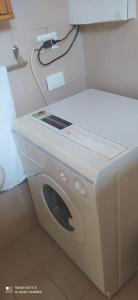 比耶拉Appartamento Olimpo: Biella的客房内的洗衣机