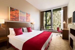 拉于尔普多尔斯拉而普布鲁塞尔酒店的酒店客房配有一张带红色枕头的大床