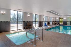 拜伦Comfort Suites Byron Warner Robins的和酒店同住一间酒店客房的游泳池