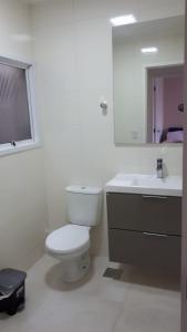 阿雷格里港Manacá House Porto Alegre的白色的浴室设有卫生间和水槽。