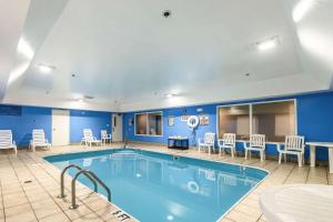 代顿代顿康福特茵酒店及套房的游泳池位于酒店客房内,配有桌椅