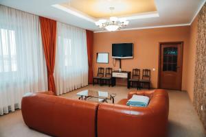 KorostyshivГотель Релакс的客厅配有沙发和桌子