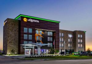 特勒尔La Quinta Inn & Suites by Wyndham Terrell的前面有标志的建筑