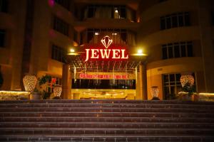 开罗Jewel Glorious Hotel的带有珠宝读物标志的酒店