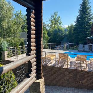 米戈韦Gostynnyi Dvir VIP HOUSE的享有带椅子和游泳池的庭院的景色。