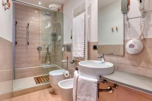 特伦托史波堤泰伦酒店的浴室配有卫生间水槽和淋浴。