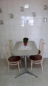 阿雷格里港Manacá House Porto Alegre的桌子和椅子上放着盆子