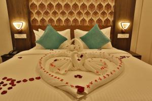 马杜赖Hotel Ramtel inn的床上用毛巾制成的心