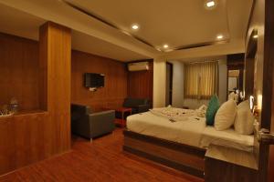 马杜赖Hotel Ramtel inn的一间酒店客房 - 带一张床和一间浴室