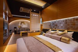 土浦市HOTEL Dior7つくば的一间带大床的卧室和一间客厅