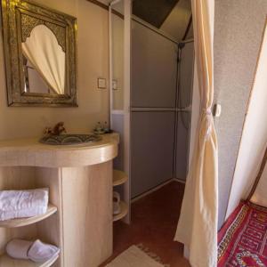 Sahara Tours luxury camp的一间浴室