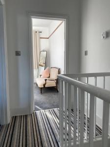 拉姆斯盖特Cosy 2 Bedroom House -2022 & 2023 Award Winner!的走廊上设有镜子和椅子