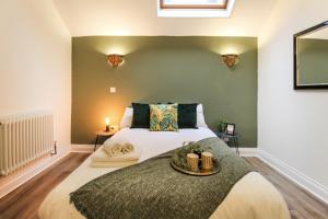 诺丁汉3 Bedroom City Centre Townhouse的一间卧室设有一张大床和绿色的墙壁