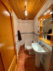 巴加Cal Patola Xic的浴室配有白色卫生间和盥洗盆。