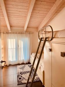代森扎诺-德尔加达Residence Del Lago的带双层床和梯子的客房
