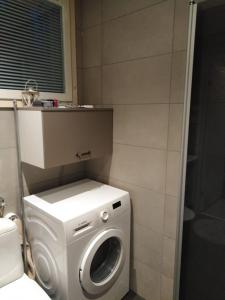 索特Pikkuporo的浴室内配有洗衣机和烘干机