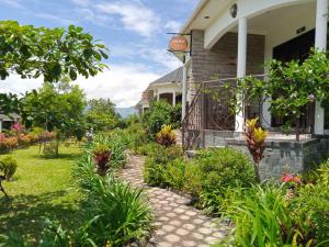 波特尔堡Home Bliss Hotel- Fort portal Uganda的植物屋前的花园