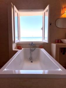 索维拉Hostel La Smala的带窗户的浴室设有大浴缸