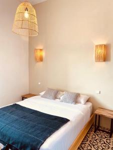 索维拉Hostel La Smala的一间卧室配有一张带蓝色毯子的床